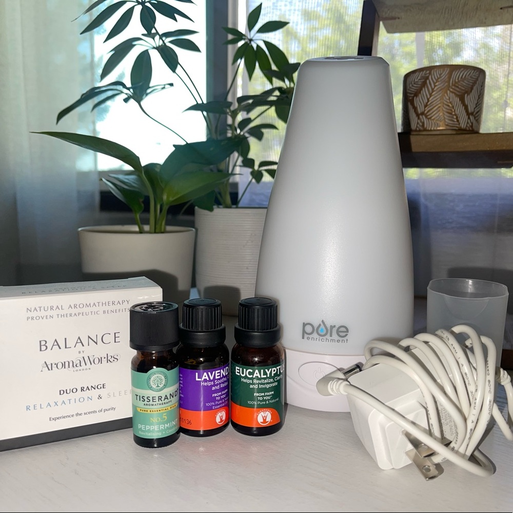 Compact Aromatherapy Diffuser with 4 essential oils